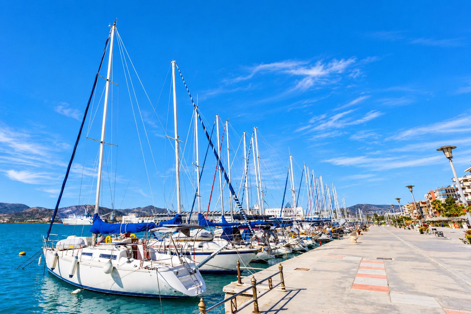 Puerto deportivo con pantalanes llenos de embarcaciones junto al mar